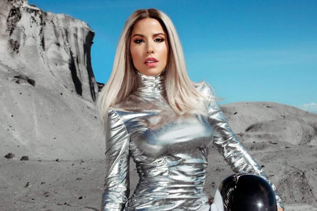 Baby K Donna sulla luna