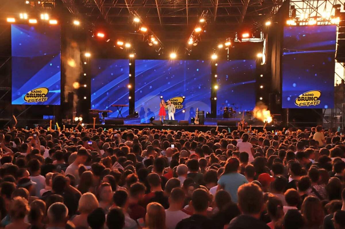 palco-radio-bruno-estate