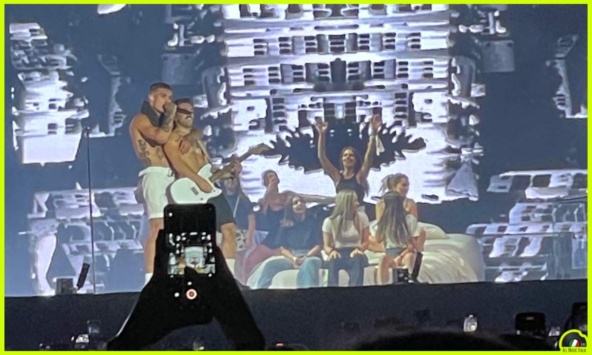 blanco 10 persone sul palco