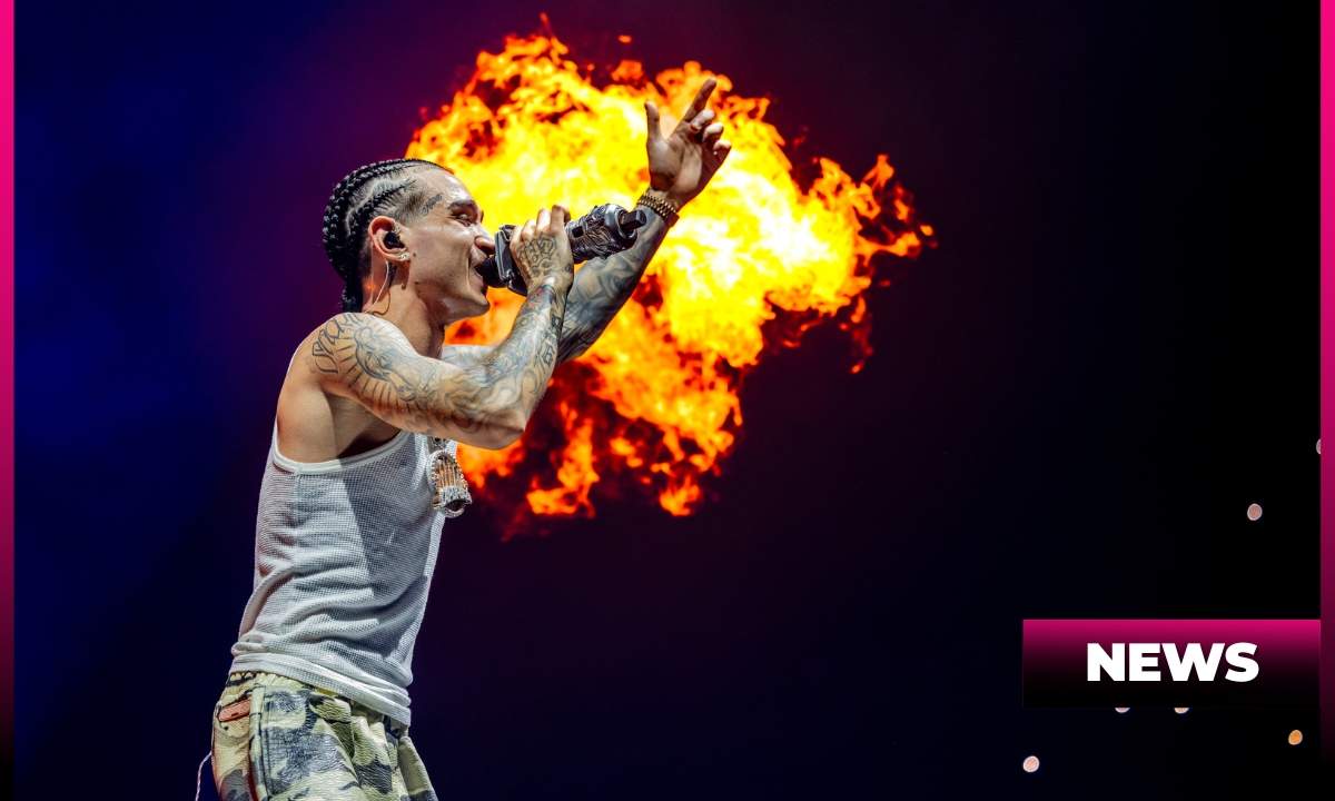 Capo Plaza annuncia Hustle Mixtape Vol.2 dal palco del Unipol Forum di Assago.