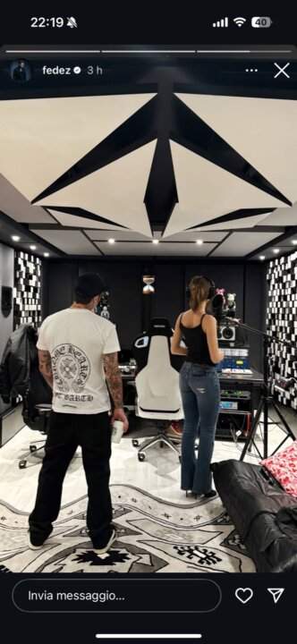 Fedez in studio con misteriosa figura femminile - aprile 2025
