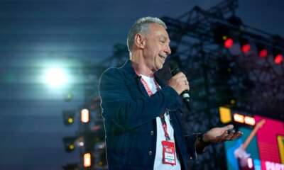 Il palco di Party Like a Deejay 2025 all’Arco della Pace con il pubblico in festa