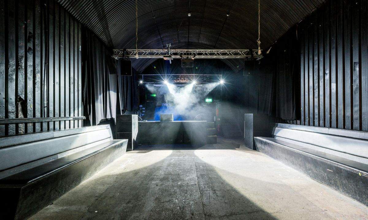 Stadio vuoto e luci accese: metafora visiva dei concerti gonfiati e dei biglietti svenduti all’ultimo