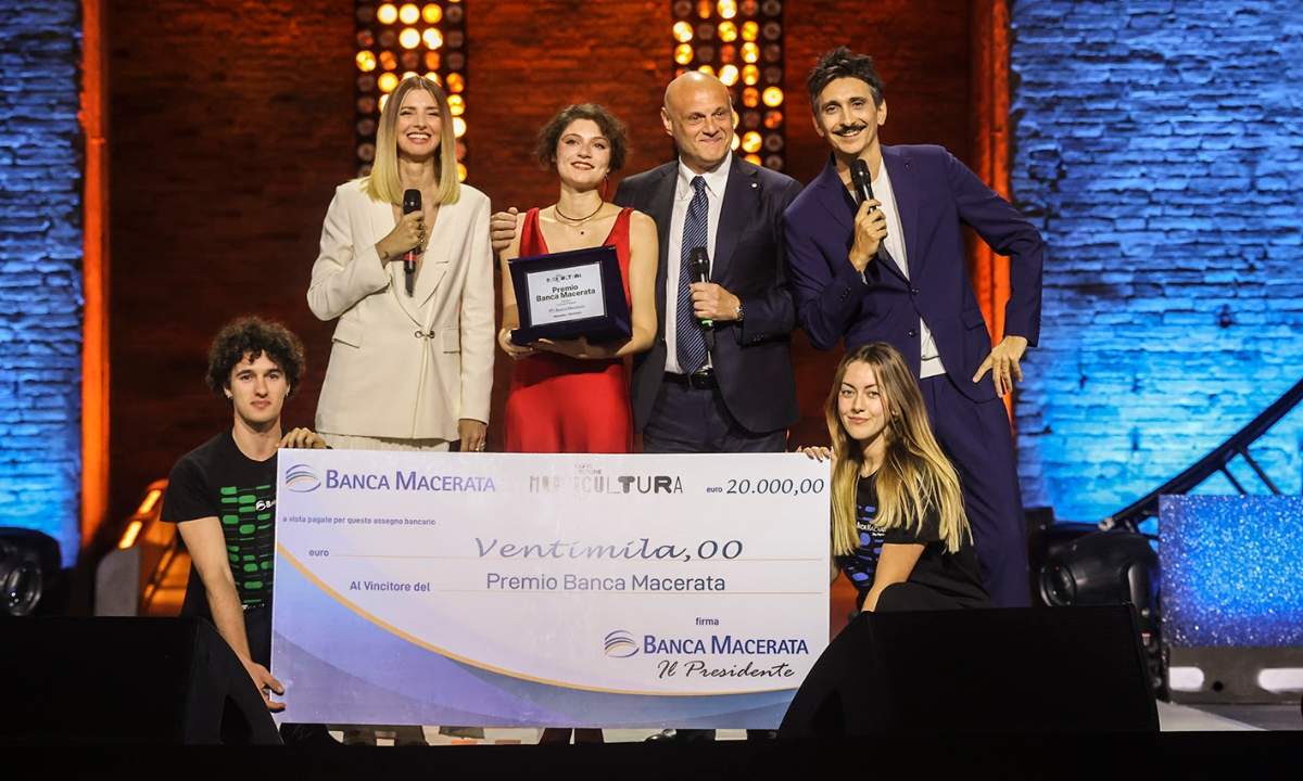 Elena Mil durante la sua esibizione vincente a Musicultura 2025