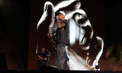 Geolier durante il concerto all’Ippodromo di Agnano con drone show e volo sul pubblico