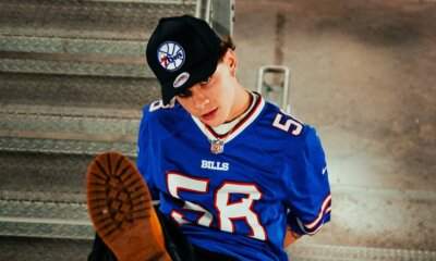 Luk3 durante il suo live al Giffoni Music Concept 2025 con i fan