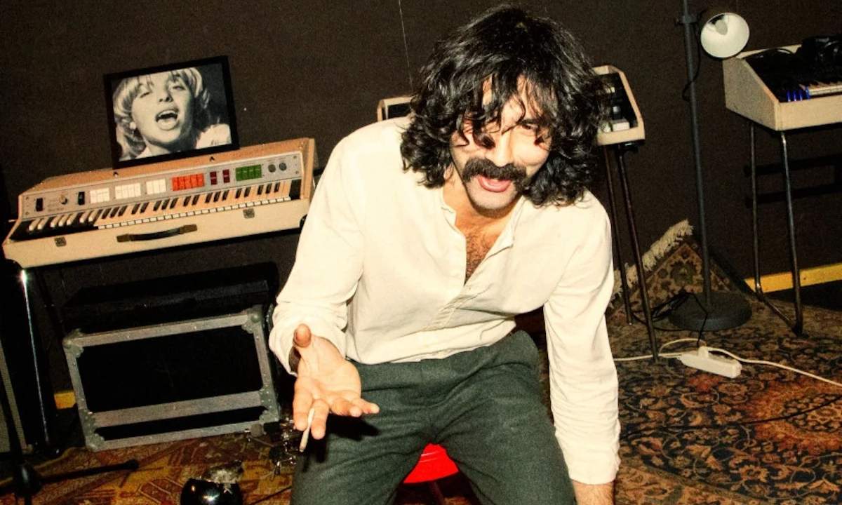 Andrea Laszlo De Simone in una foto promozionale per il singolo Quando