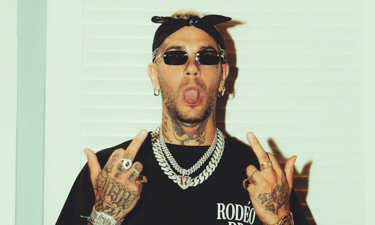 Emis Killa durante la presentazione della scaletta e degli ospiti di EM16 a Milano