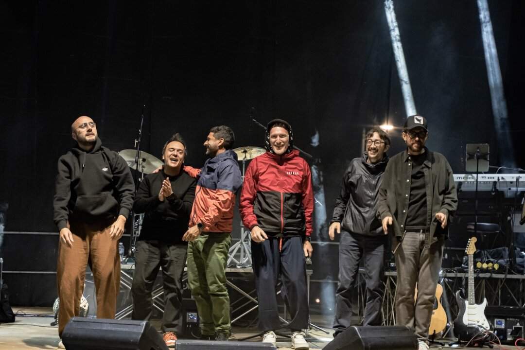 Fabio Falcone sul palco insieme a tutti i musicisti de La Banda del Tempo Perso durante il tour estivo 2025