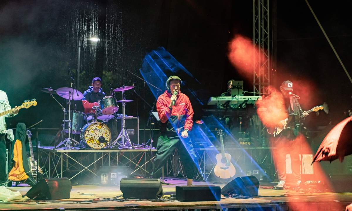 Fabio Falcone durante un concerto con La Banda del Tempo Perso nell’estate 2025