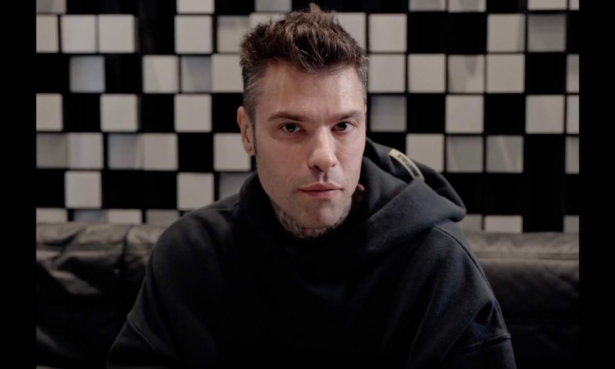Fedez in studio di registrazione mentre anticipa nuovi brani in uscita nel 2025