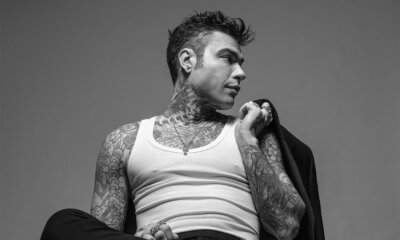 Fedez sul palco del Red Valley Festival mentre presenta la nuova strofa di Tutto il contrario