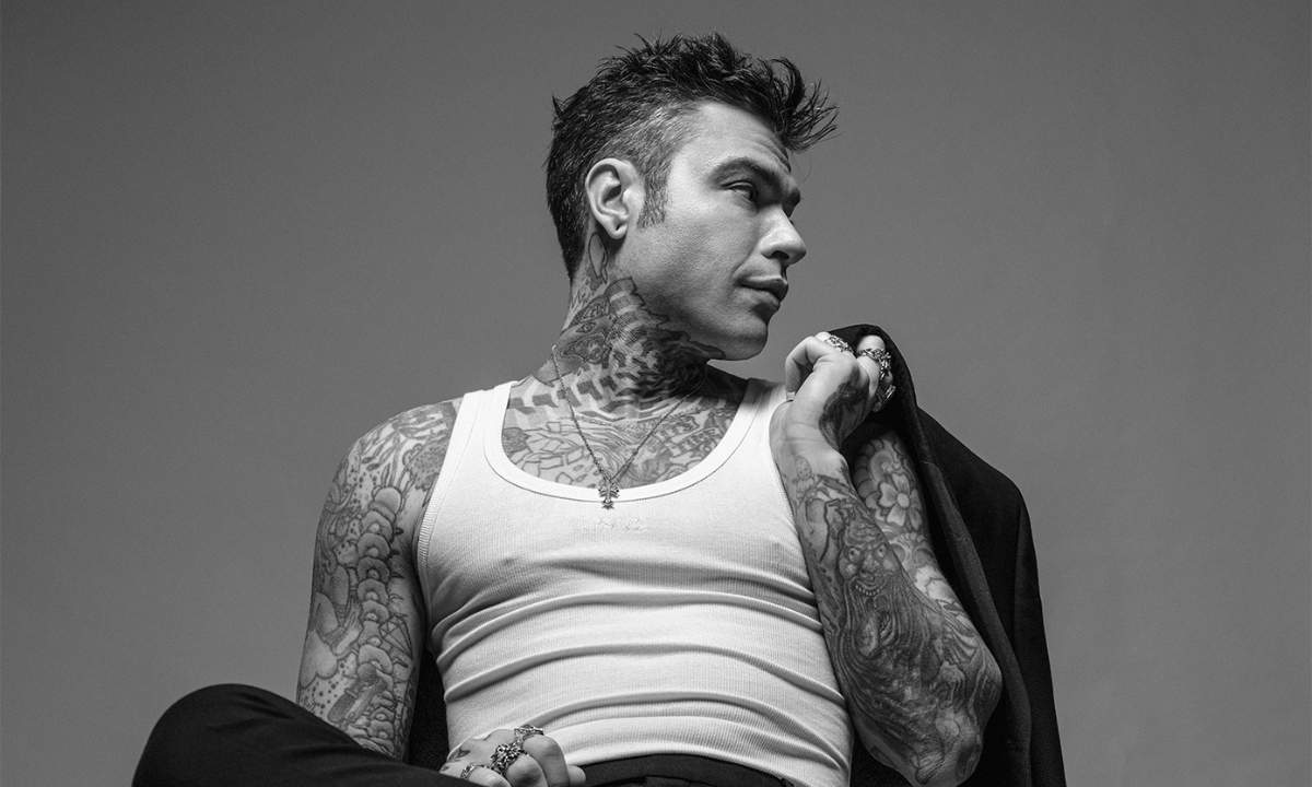 Fedez sul palco del Red Valley Festival mentre presenta la nuova strofa di Tutto il contrario