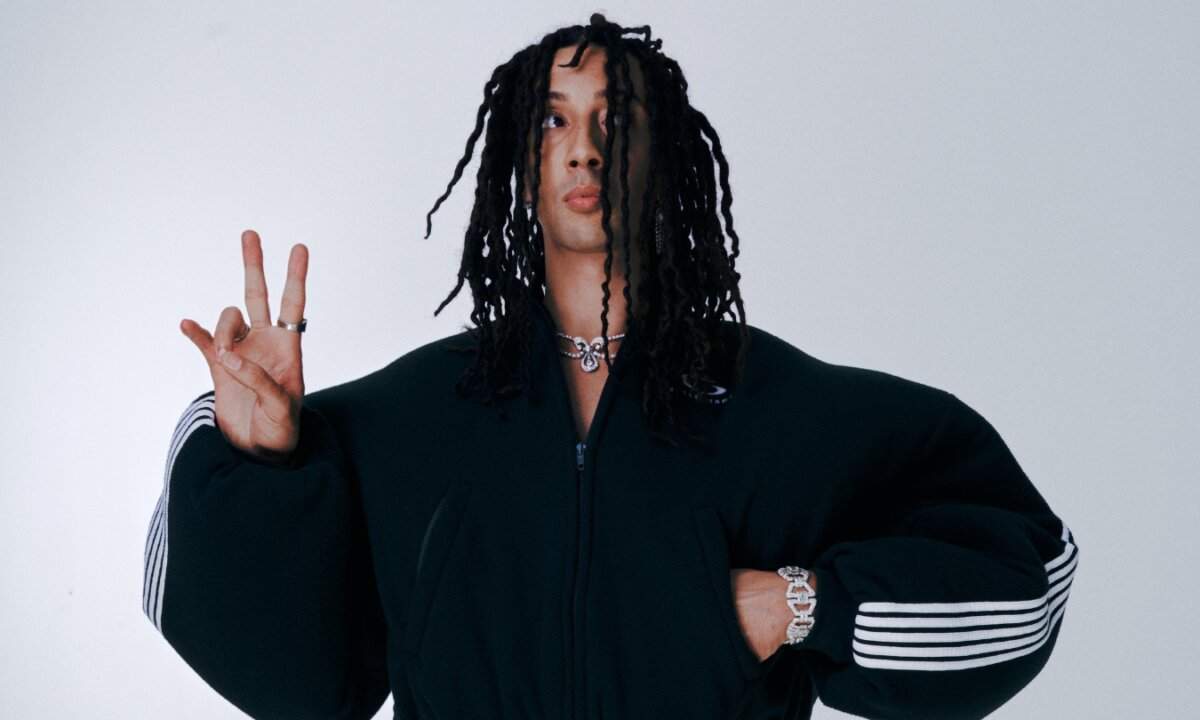 Il rapper Ghali durante l’estate 2025, al centro di critiche per il singolo Chill senza certificazioni e per i concerti con biglietti invenduti.