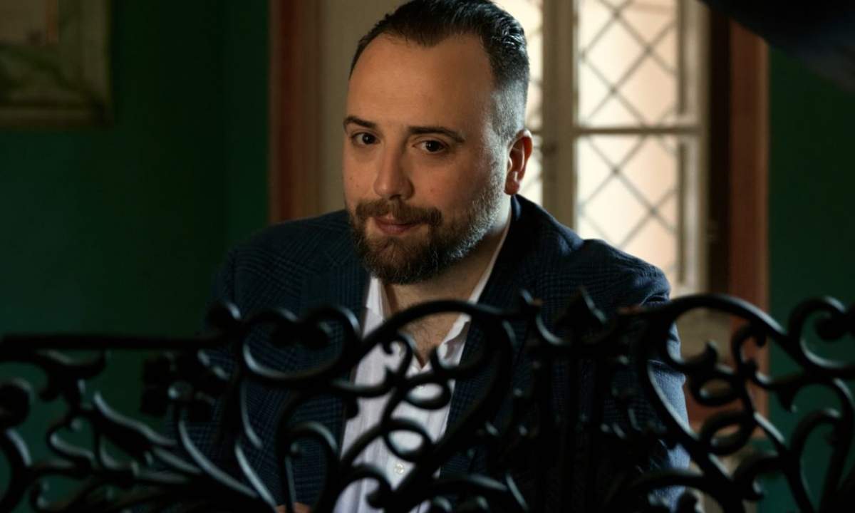 Raphael Gualazzi durante il concerto ad Agnone Cilento con struttura luci crollata sul palco