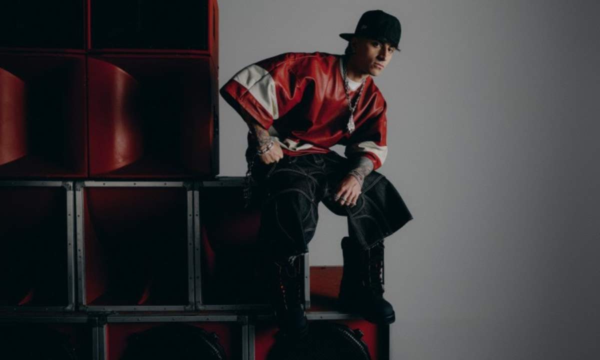 Il producer Sick Luke in uno scatto promozionale per l’album Dopamina