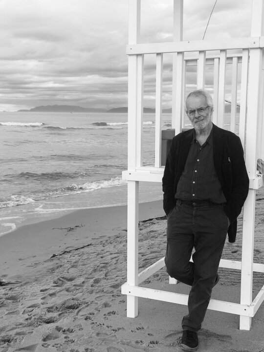 "Ludovico Einaudi - La musica, le origini, l'enigma" è il primo libro dedicato al pianista