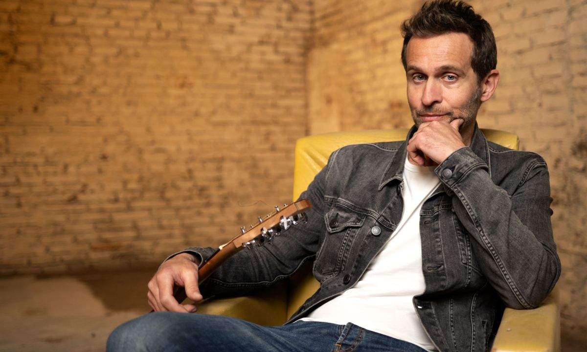 Federico Stragà torna con il brano "E' così"