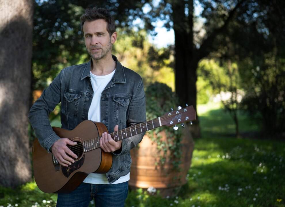 Federico Stragà pubblica il singolo "E' così"