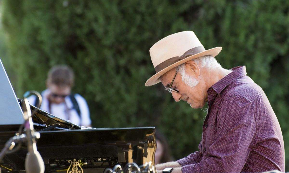 "Ludovico Einaudi - La musica, le origini, l'enigma" è il primo libro dedicato al pianista