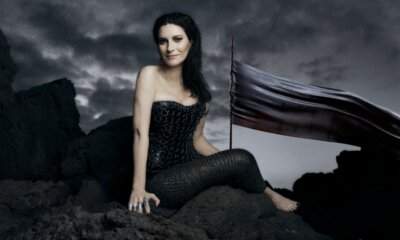 aura Pausini canta La mia storia tra le dita, primo singolo da Io canto 2