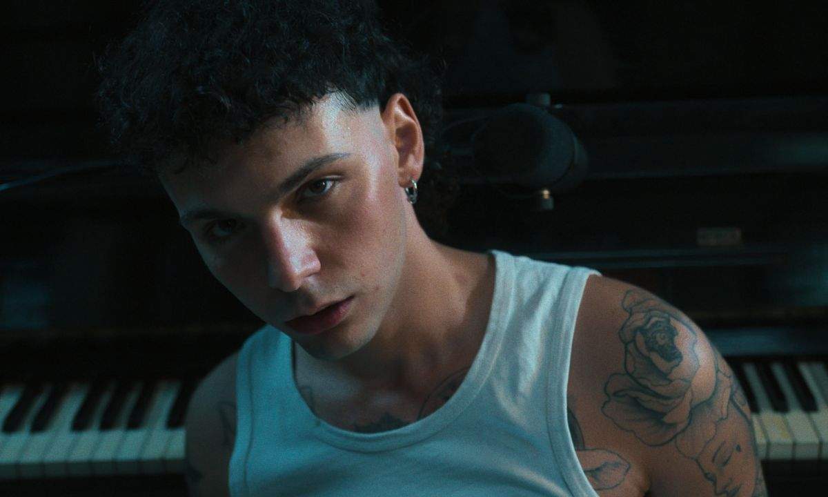 Centomilacarie significato e testo di Acqua Santa