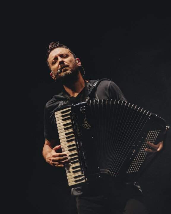 Cesare Cremonini suona la fisarmonica dal vivo durante CremoniniLIVE25, foto di Erika Serio