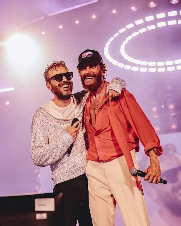 Cesare Cremonini con Jovanotti sul palco di CremoniniLIVE25, foto di Erika Serio