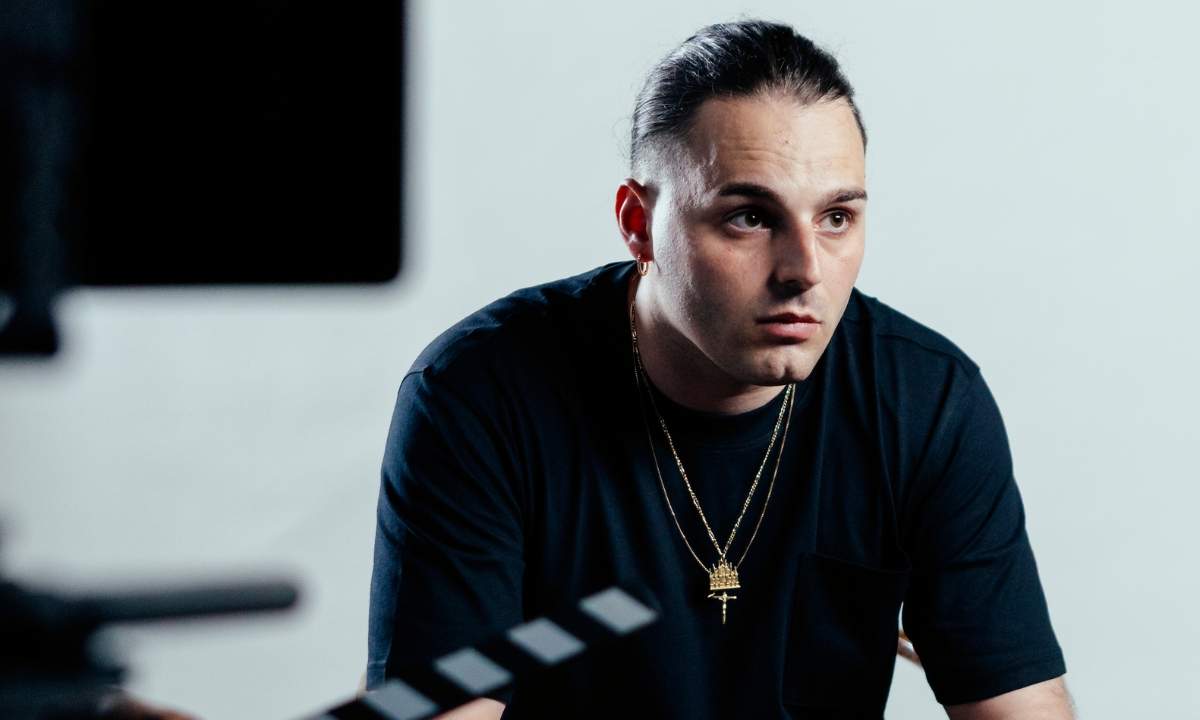 Ernia in foto promozionale per l’album “Per Soldi e Per Amore”