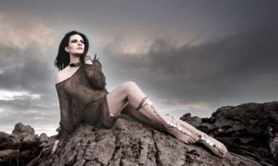 Laura Pausini canta per la prima volta in francese La mia storia tra le dita