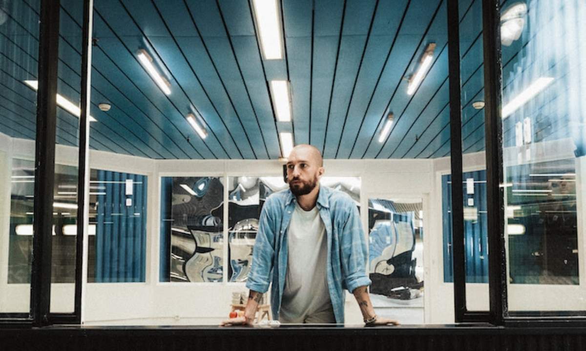 Venerus – performance a spazioSERRA Milano 2025 (ph. Pasquale Rosa)