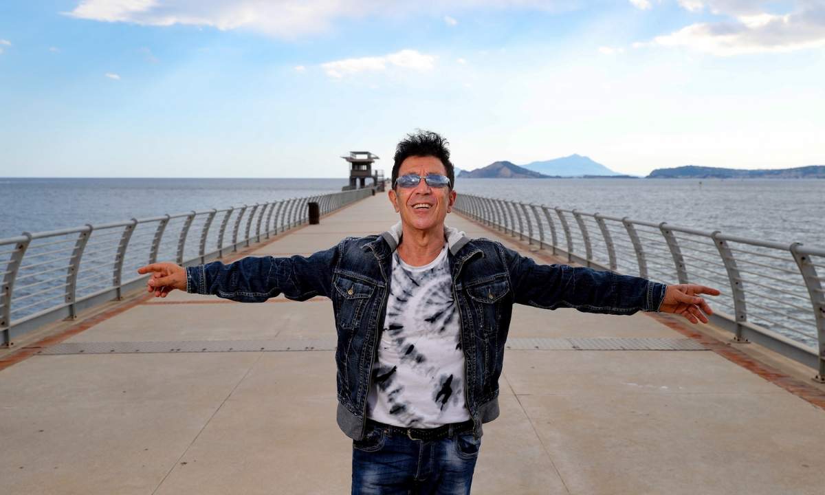 Edoardo Bennato durante il Sono solo canzonette Tour 2025 nei teatri italiani