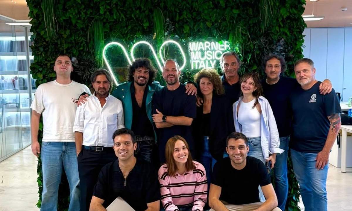 Francesco Renga firma con Warner Music Italy insieme al team della major