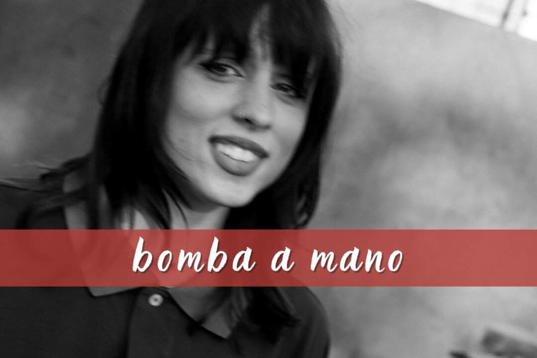 Angelina Mango bomba a mano