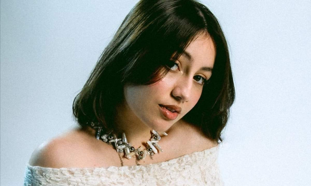 La cantante Angie entra ad Amici 25 dopo una sfida con Frasa, conquistando il banco grazie a un inedito