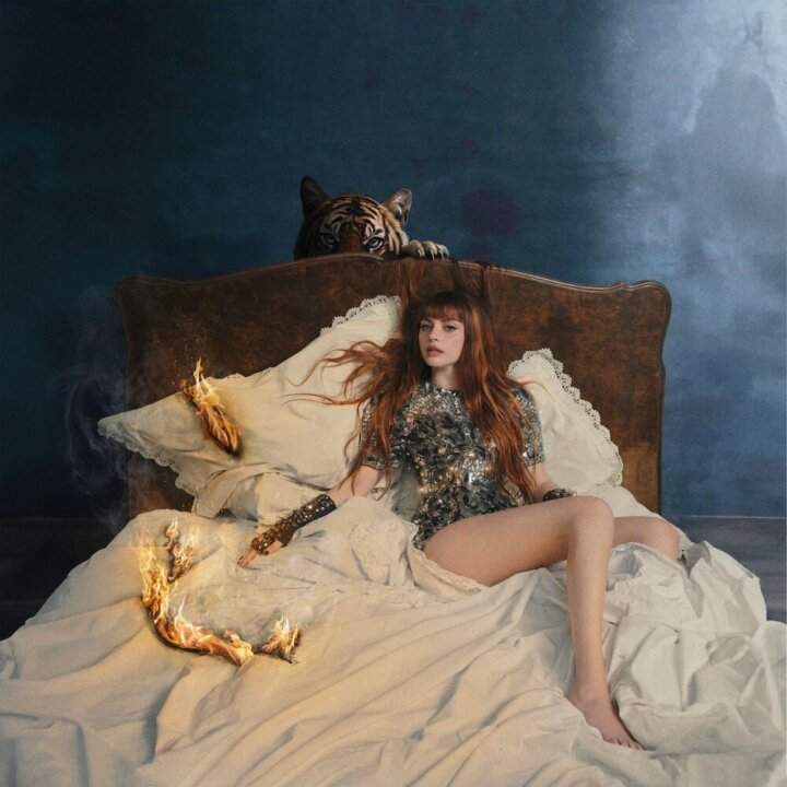 Copertina dell’album Ma io sono fuoco di Annalisa, 2025 — ritratto dell’artista tra luce e colore, simbolo di forza e rinascita.