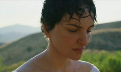 Arisa in un ritratto promozionale per il singolo Nuvole