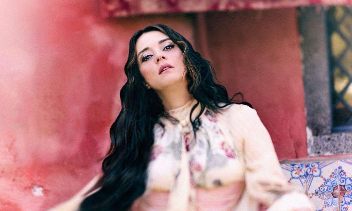 Carmen Consoli durante la presentazione di Amuri Luci, il disco che intreccia mito, radici siciliane e riflessioni civili su Gaza.