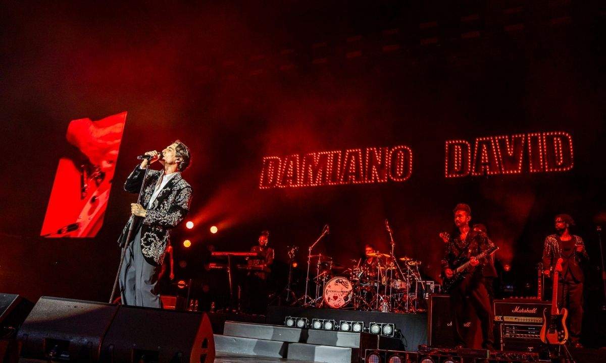 Damiano David si esibisce sul palco del Forum di Assago in occasione del suo primo concerto solista in Italia