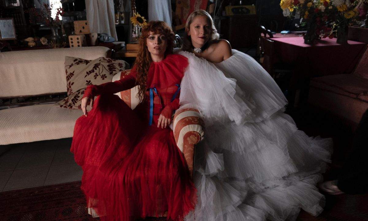 Giulia Mei e Mille insieme nel nuovo singolo “Cara Allegria”, un brano tra pianoforte e synth anni ’80 che racconta la fragilità e la luce delle emozioni positive.