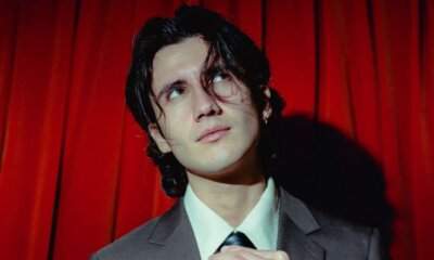 Primo piano di Jacopo Sol, cantautore rivelazione di Amici, autore del singolo “Luci Spente”