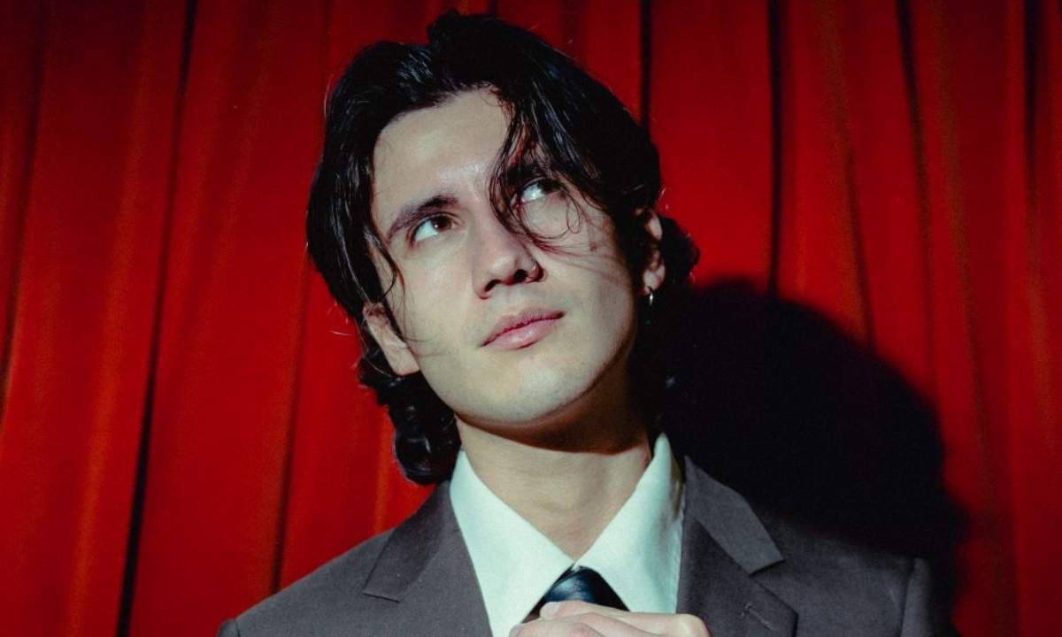 Primo piano di Jacopo Sol, cantautore rivelazione di Amici, autore del singolo “Luci Spente”