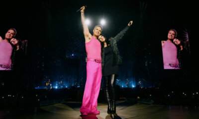 Laura Pausini e Robbie Williams sul palco di Atene con “Desire”