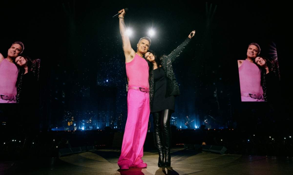 Laura Pausini e Robbie Williams sul palco di Atene con “Desire”