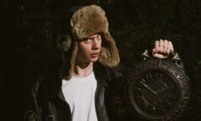 Leon Faun torna con “Polvere da sparo”, un brano che segna la sua rinascita artistica dopo mesi di silenzio.