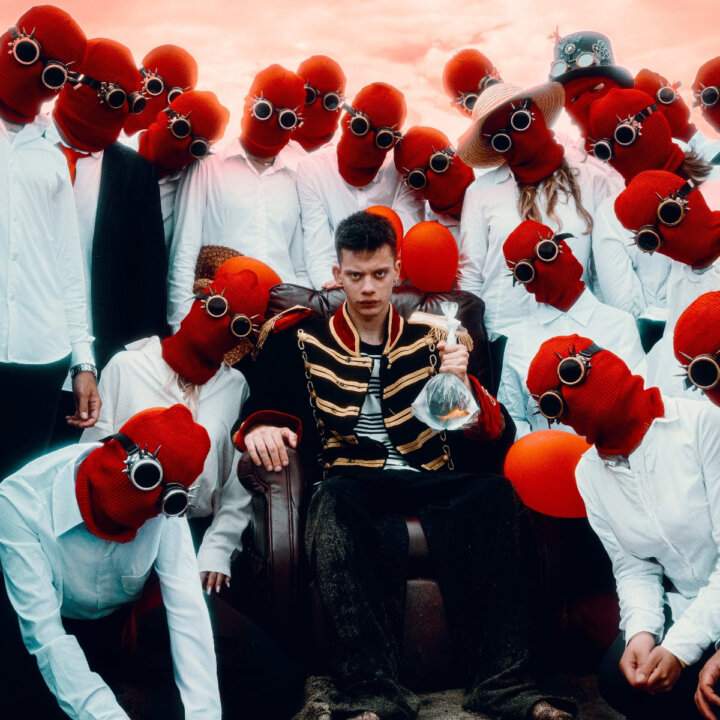 Leon Faun torna con “Polvere da sparo”, il nuovo singolo che segna la fine del silenzio e l’inizio di un nuovo viaggio musicale.