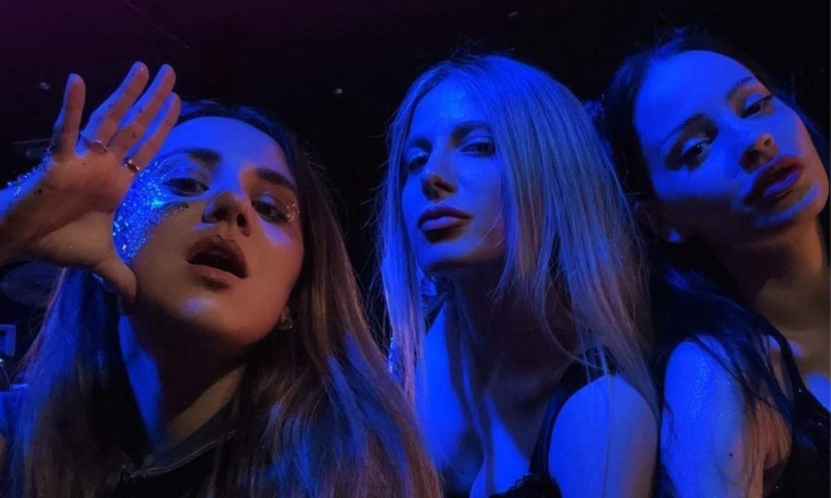 Le Luci al Neon, trio indie pop tutto al femminile composto da Kris, Alena e Francesca, in una foto promozionale del 2025.