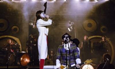 Lucio Corsi e Tommaso Ottomano durante le riprese del film “La chitarra nella roccia – Lucio Corsi dal vivo all’Abbazia di San Galgano”