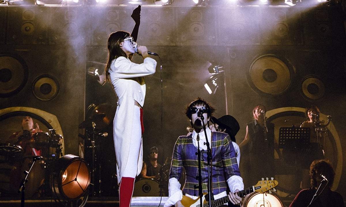 Lucio Corsi e Tommaso Ottomano durante le riprese del film “La chitarra nella roccia – Lucio Corsi dal vivo all’Abbazia di San Galgano”