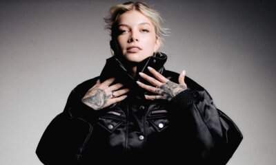 La cantante Mew con indosso una giacca scura